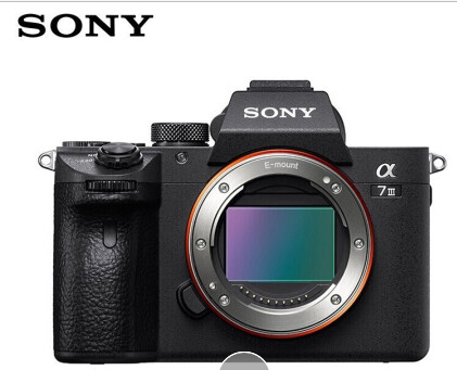 索尼/SONY A7M3 單反相機(jī) 索尼A7M3單反相機(jī) 產(chǎn)品類(lèi)型：?jiǎn)畏聪鄼C(jī)；顏色分類(lèi)：黑色；傳感器尺寸：全畫(huà)面；像素：2420萬(wàn)；A7M3